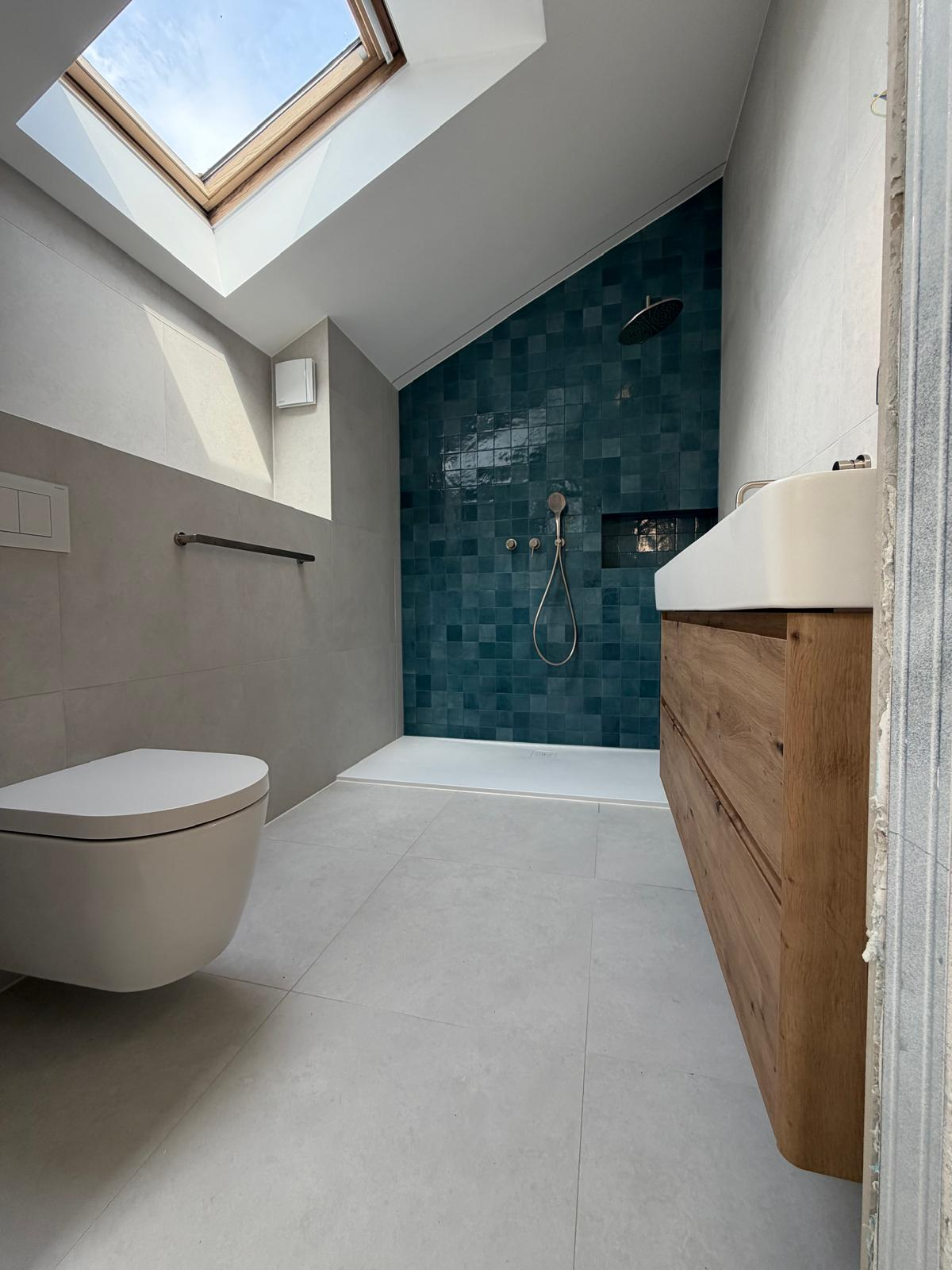 Salle de bain en céramique avec douche à l’italienne et faïence bleue à Genève