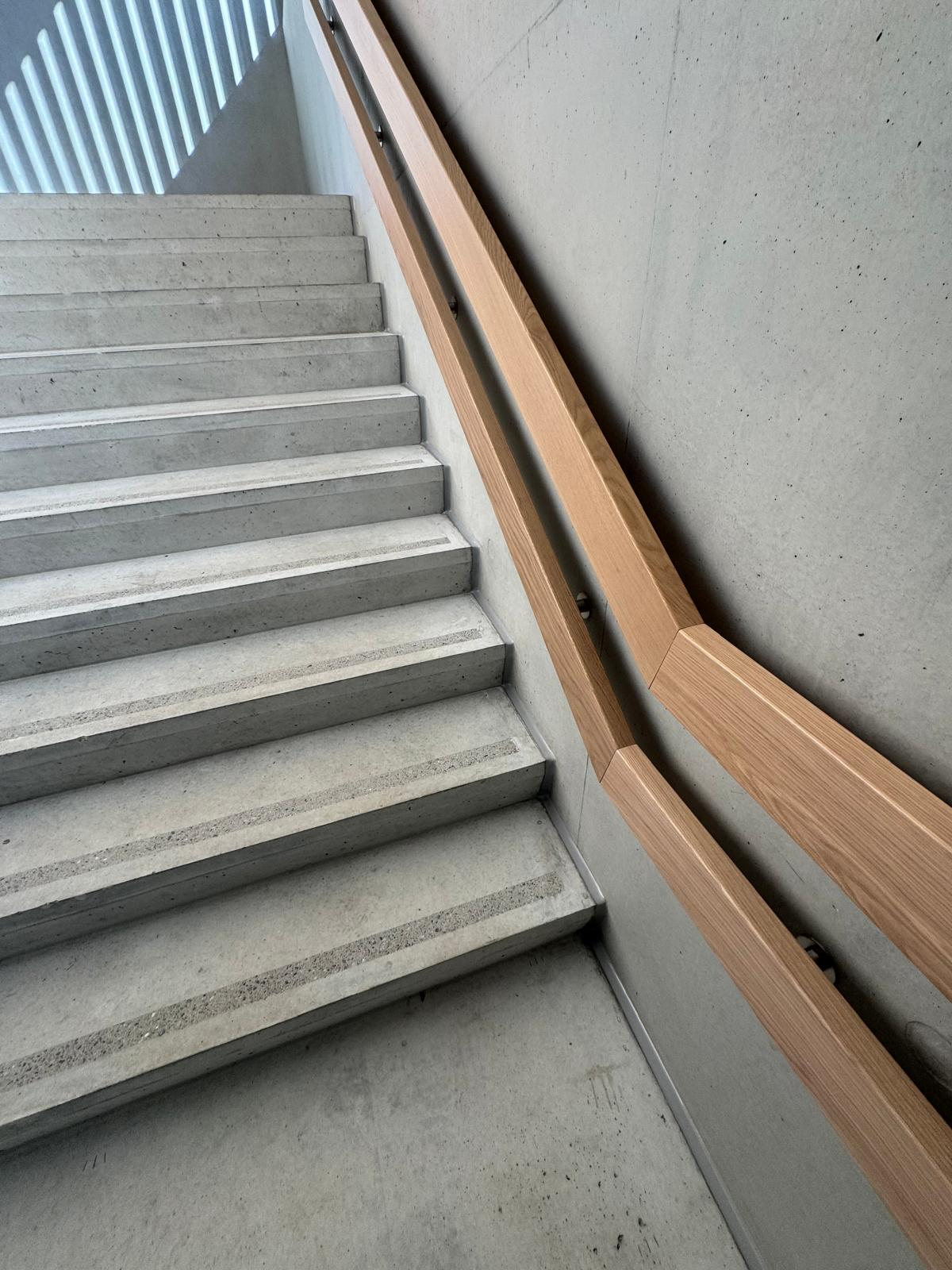 Joints silicone le long d’une main courante et d’un escalier en béton