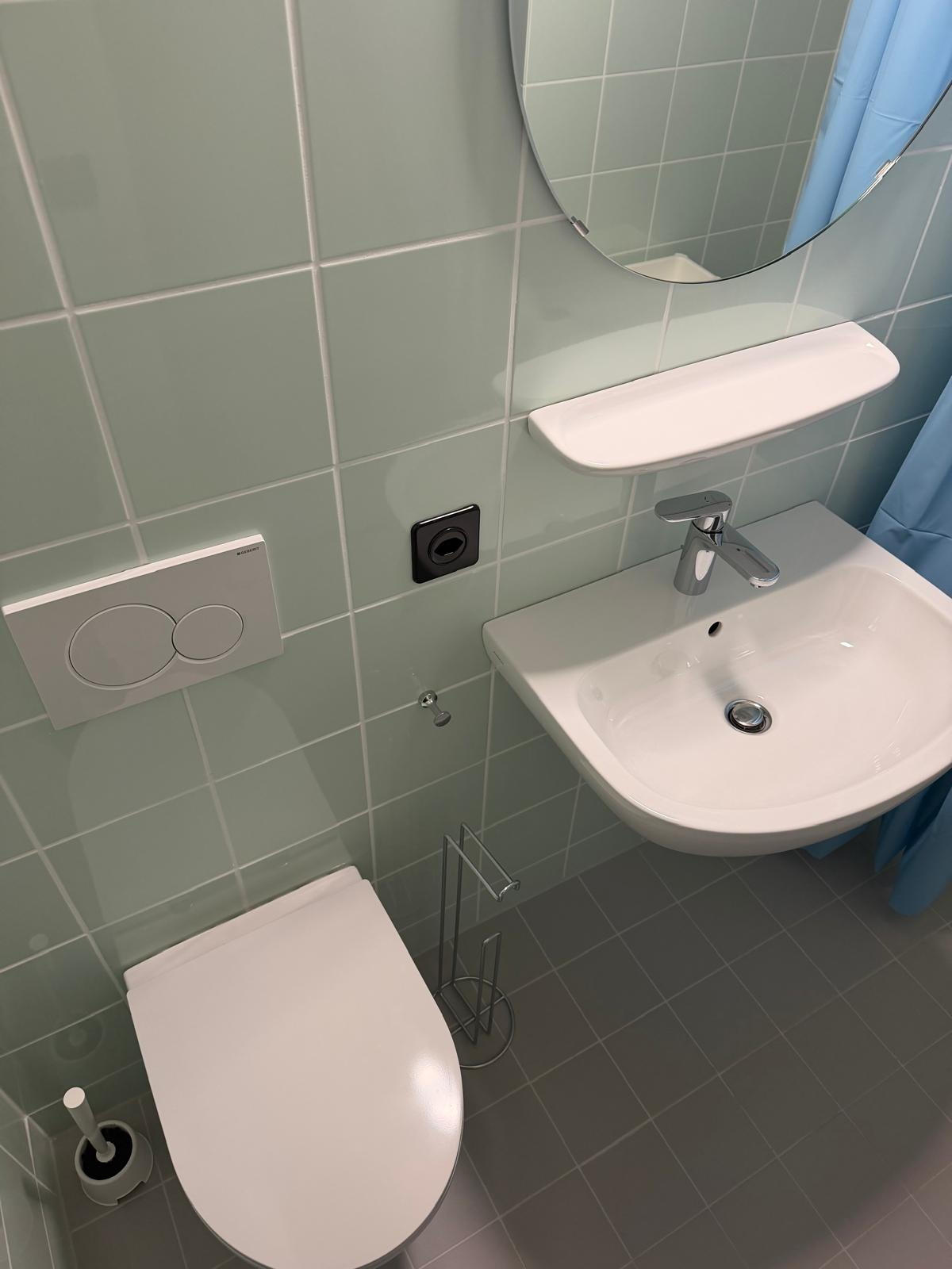 Joints en silicone sanitaires autour du lavabo et du WC suspendu