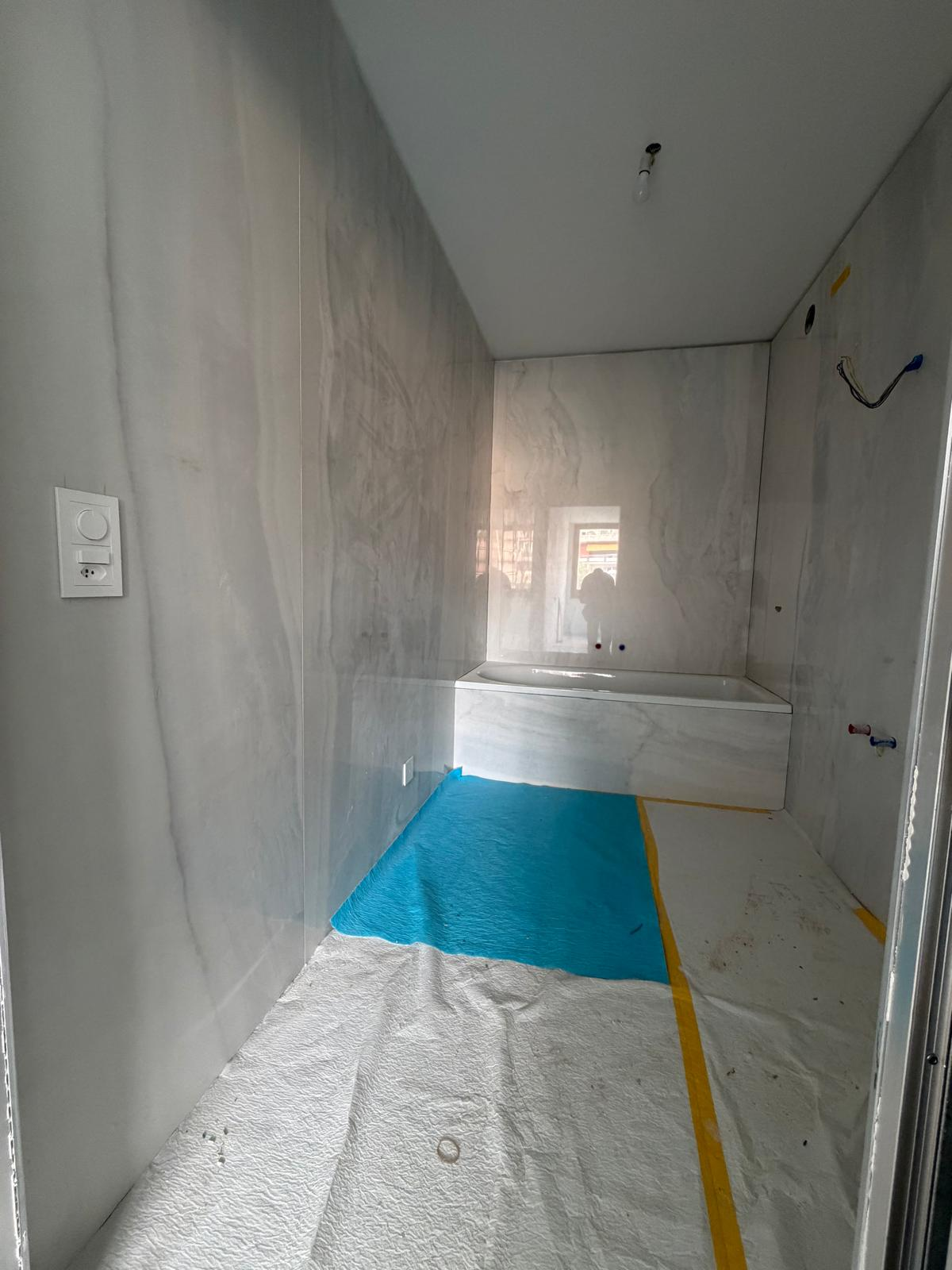 Habillage de baignoire en céramique effet marbre, chantier à Genève