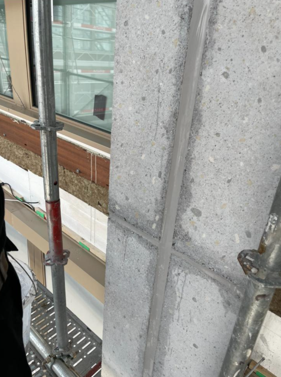 Joint silicone vertical sur façade béton, travaux en échafaudage