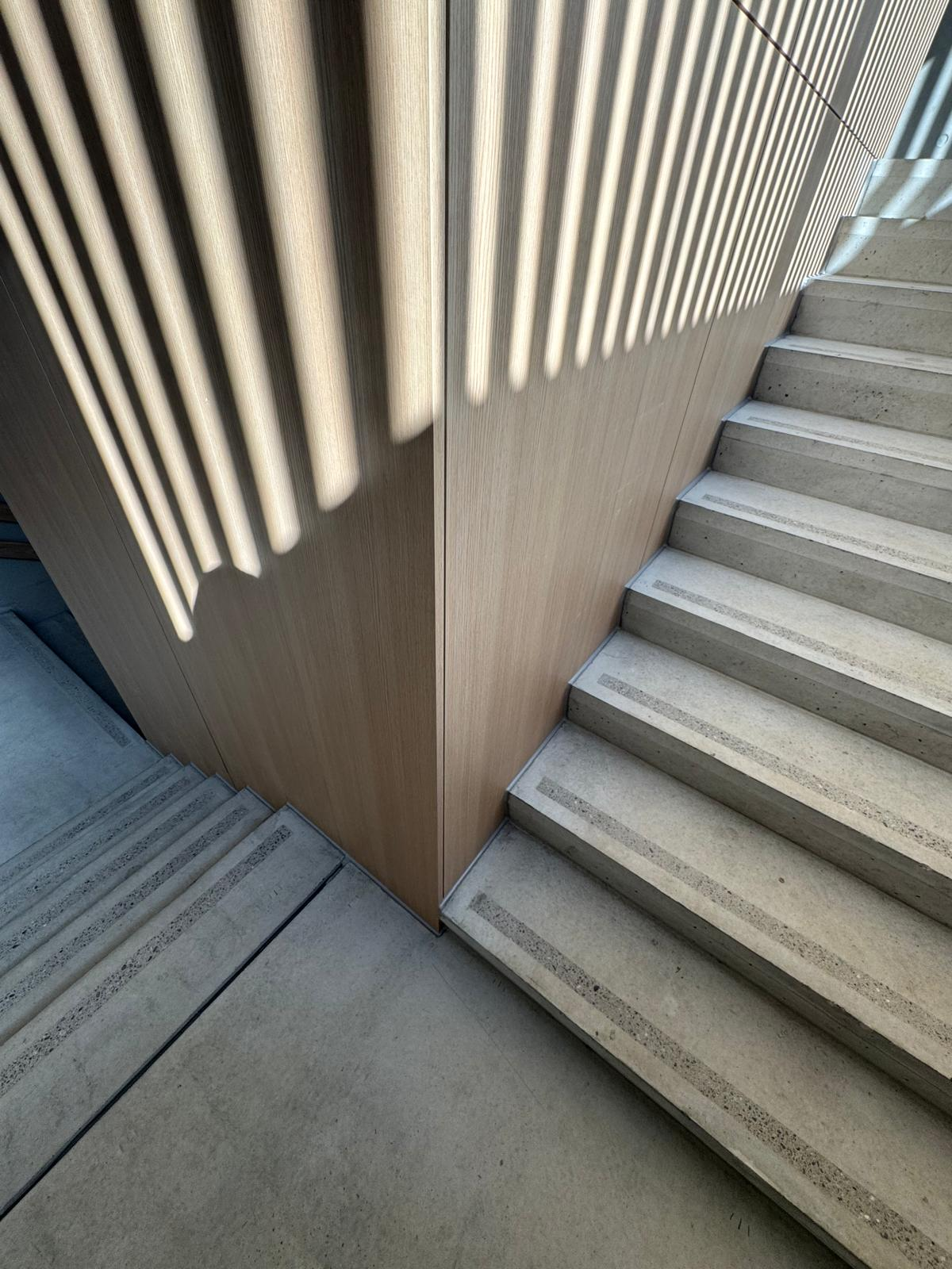 Joints de finition entre habillage bois et escalier en béton